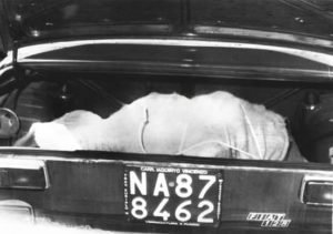L'auto con il corpo del criminologo Aldo Semerari