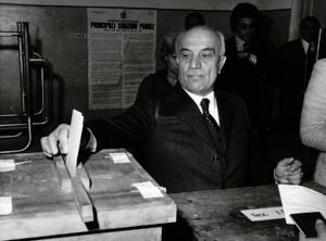 Il segretario della Dc, Amintore Fanfani, al voto referendario per l'abrogazione della legge sul divorzio (12 maggio 1974)