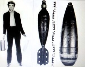 Strage all'Oktoberfest 1980. Identikit dell’attentatore e della granata di mortaio usata per confezionare l’ordigno diffuso dalla polizia nei giorni seguenti alla strage: la valigia bianca trasportata da Köhler insieme alla busta che conteneva la bomba, notata da vari testimoni, non fu mai ritrovata