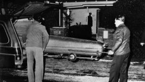 La strage di Monaco 1980. Omicidio Lewin-Poeschke. Uno dei cadaveri viene portato via