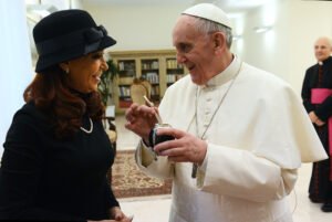 Due "nemici" del neo presidente argentino Milei: Papa Francesco e Cristina Kirchner