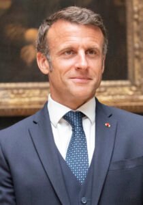 Il Presidente francese Emmanuel Macron fotografato in occasione della inaugurazione, con il Presidente della Repubblica italiana Sergio Mattarella, della mostra "Napoli a Parigi - Il Louvre invita il Museo di Capodimonte"