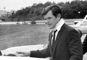Ted Kennedy con il collare ortopedico in occasione dei funerali di Mary Jo Kopechne