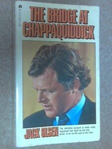 Ted Kennedy in una delle tante edizioni del libro di Jack Olsen sul caso Chappaquiddick