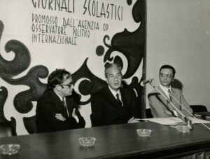 Aldo Moro e Mino Pecorelli, a Bari, in occasione di un incontro sui «giornali scolastici» promosso dall'agenzia di stampa OP