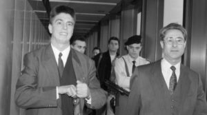 Operazione Thesaurus/Rubikon. Hans Bühler, a sinistra, durante il rilascio a Teheran