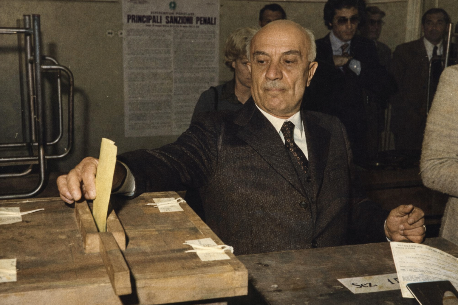Amintore Fanfani al seggio durante il referendum sul divorzio del 1974