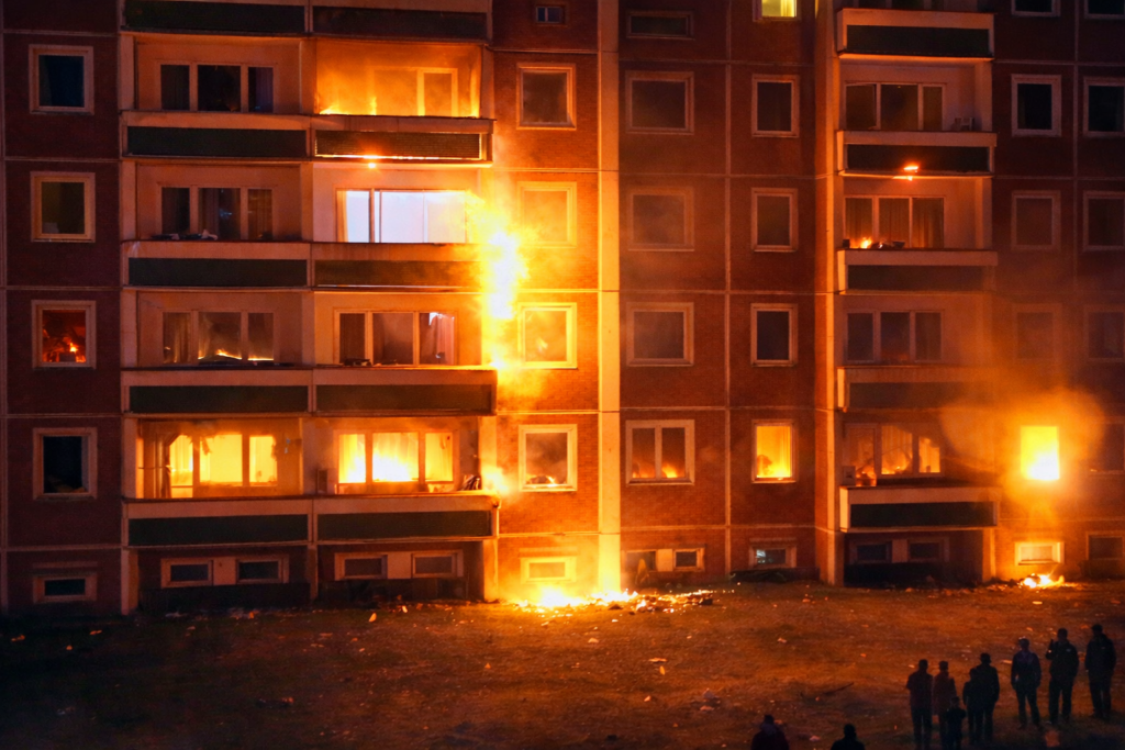 Edificio in fiamme durante i disordini di Rostock-Lichtenhagen nel 1992, nel contesto di attacchi xenofobi nella Germania riunificata